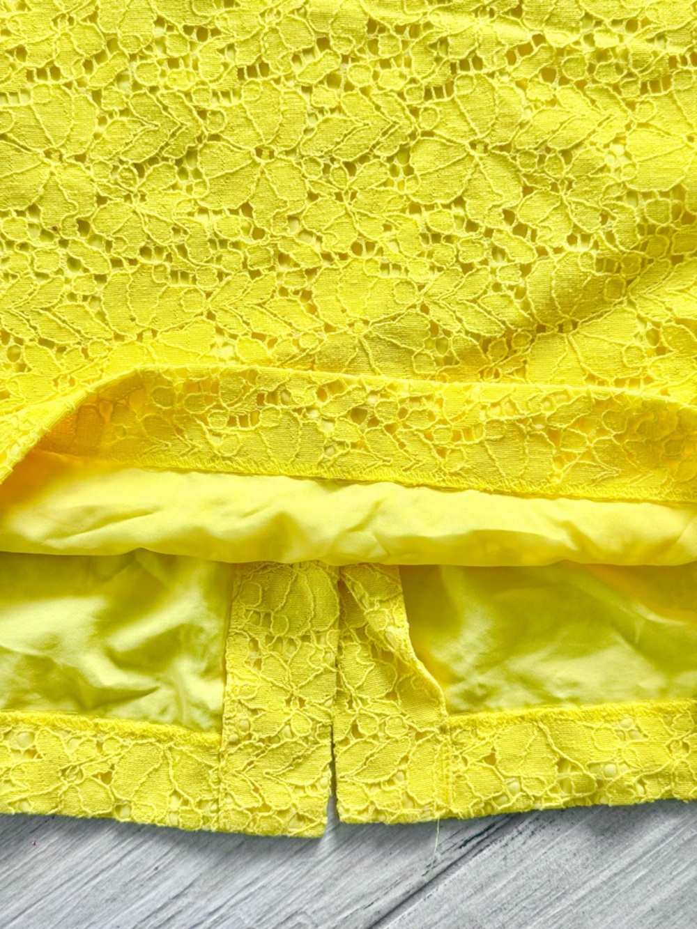 Ann Taylor Yellow Lace Pencil Skirt - size 12 Tall - Picture 4 of 5
